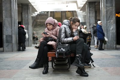 Пасажири метро у Харкові чекають на поїзди на станції "Палац спорту", 31 січня 2026 року Пасажири метро у Харкові чекають на поїзди на станції "Палац спорту", 31 січня 2026 року
