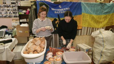 Хліб, село та ковбаса: п'ять тисяч вакуумованих бутербродів для військових на фронт приготували волонтерки у Рівному Хліб, село та ковбаса: п'ять тисяч вакуумованих бутербродів для військових на фронт приготували волонтерки у Рівному