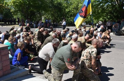 На Миколаївщині провели в останню путь полеглого захисника України На Миколаївщині провели в останню путь полеглого захисника України