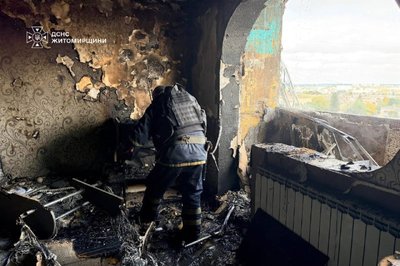 Російський дрон влучив у житловий будинок у Бердичеві: загорілися балкони Російський дрон влучив у житловий будинок у Бердичеві: загорілися балкони
