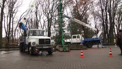 У сквері імені Т. Г. Шевченка встановлюють центральну новорічну ялинку У сквері імені Т. Г. Шевченка встановлюють центральну новорічну ялинку