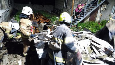 рятувальники усувають наслідки падіння даху
