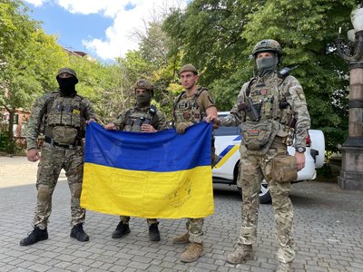 Поліцейські-спецпризначенці, Херсон, прапор України Поліцейські-спецпризначенці, Херсон, прапор України
