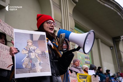 "Не мовчи! Полон вбиває!": в Одесі відбулась чергова акція на підтримку військовополонених "Не мовчи! Полон вбиває!": в Одесі відбулась чергова акція на підтримку військовополонених