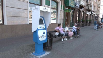 Карткою, телефоном або QR-квитком: як реагують пасажири на зміну системи оплати проїзду у Рівному Карткою, телефоном або QR-квитком: як реагують пасажири на зміну системи оплати проїзду у Рівному