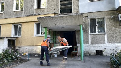 Для будинків, які пошкодило внаслідок обстрілу РФ 17 червня у Полтаві, привезли другу партію вікон Для будинків, які пошкодило внаслідок обстрілу РФ 17 червня у Полтаві, привезли другу партію вікон