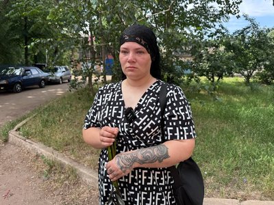 "Бачила, як горів його екскаватор". У Кривому Розі попрощалися із загиблим через ракетний удар Володимиром Черниченком "Бачила, як горів його екскаватор". У Кривому Розі попрощалися із загиблим через ракетний удар Володимиром Черниченком