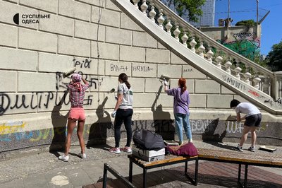Під музику з валиками: волонтери провели суботник під мостом Кацебу в Одесі Під музику з валиками: волонтери провели суботник під мостом Кацебу в Одесі