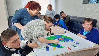 Не можна сказати, що вони хворі, вони — особливі. У Кропивницькому для молоді з аутизмом влаштували майстерклас Не можна сказати, що вони хворі, вони — особливі. У Кропивницькому для молоді з аутизмом влаштували майстерклас