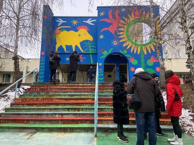 Мурал Марії Примаченко на стіні лікарні Охматдит