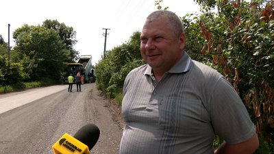 "Три роки громада писала звернення": у селі на Чернігівщині ремонтують дорогу, яку зруйнувала техніка росіян у 2022 році "Три роки громада писала звернення": у селі на Чернігівщині ремонтують дорогу, яку зруйнувала техніка росіян у 2022 році