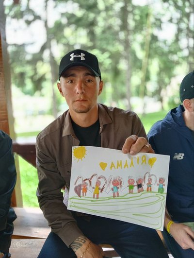 Володимир Хоменко з малюнком, який привезла його мати Володимир Хоменко з малюнком, який привезла його мати