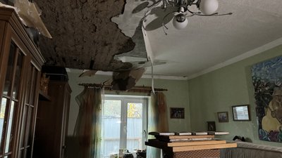 Пошкоджена стеля внаслідок влучання російського дрона у будинок майстрів-керамістів Слов’янськ Донецька область 7 листопада 2025 рік Пошкоджена стеля внаслідок влучання російського дрона у будинок майстрів-керамістів Слов’янськ Донецька область 7 листопада 2025 рік