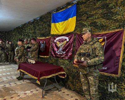 Воїни 95-ї десантно-штурмової бригади отримали нагороди від генерала Сирського Воїни 95-ї десантно-штурмової бригади отримали нагороди від генерала Сирського