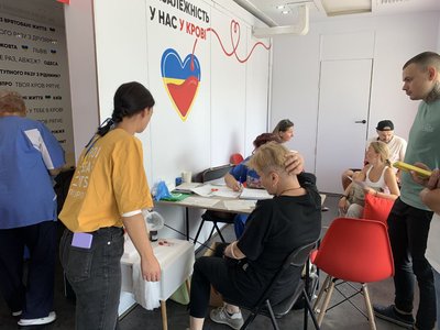 До Дня Незалежності в центрі Києва організували донацію крові для потреб ЗСУ До Дня Незалежності в центрі Києва організували донацію крові для потреб ЗСУ