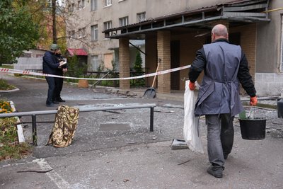На місці влучання дрону, внаслідок якого пошкоджений гуртожиток у Київському районі Харкова, 13 жовтня 2025 року На місці влучання дрону, внаслідок якого пошкоджений гуртожиток у Київському районі Харкова, 13 жовтня 2025 року