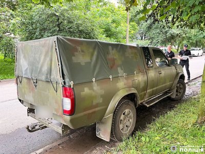 Пошкоджене авто військових