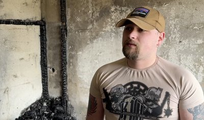 "Тепер нічого нема, будемо тепер заново з життя будувати". Власник пошкодженої квартири, в яку поцілив дрон РФ