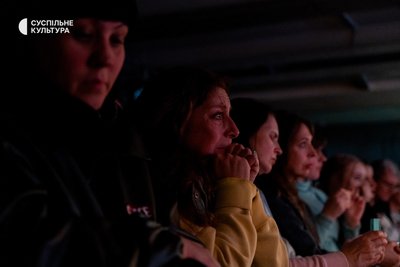Жінка плаче, коли слухає одну з пісень гурту DakhDaughters у день-закриття фестивалю Гогольфест у Запоріжжі