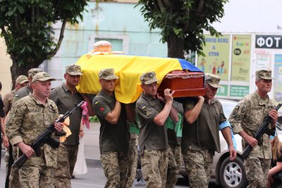 Провели "живим коридором": на Черкащині попрощалися із загиблим захисником Провели "живим коридором": на Черкащині попрощалися із загиблим захисником