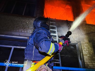 Рятувальник гасить пожежу, що виникла після російських ударів по навчальному закладу у Підсередньому Великобурлуцької громади вночі 9 грудня 2025 року Рятувальник гасить пожежу, що виникла після російських ударів по навчальному закладу у Підсередньому Великобурлуцької громади вночі 9 грудня 2025 року