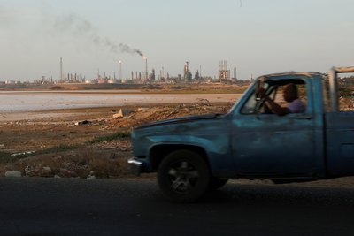 Чоловік проїжджає повз нафтопереробний завод Амуай. Пунто Фіджо, Венесуела, 5 травня 2026 року Чоловік проїжджає повз нафтопереробний завод Амуай. Пунто Фіджо, Венесуела, 5 травня 2026 року