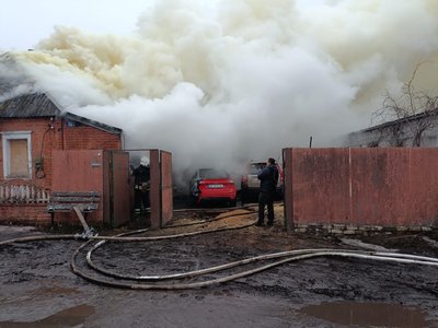 Через удар БпЛА у Золочеві згорів будинок Через удар БпЛА у Золочеві згорів будинок