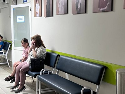 Ірина Березівська з донькою в черзі до лікаря Ірина Березівська з донькою в черзі до лікаря
