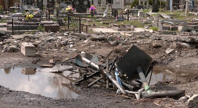 Поминальні дні серед руїн: як черкасці відновлюють могили рідних