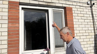 Юрій Ріятченко показує пошкодження Юрій Ріятченко показує пошкодження