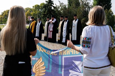 В Ужгороді на площі Богдана Хмельницького молилися за полонених українських воїнів В Ужгороді на площі Богдана Хмельницького молилися за полонених українських воїнів