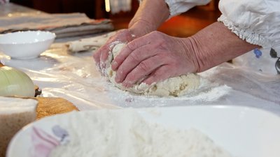 "Кулінарний спадок": як у Зносичах на Рівненщині готують бульб’яні галушки "Кулінарний спадок": як у Зносичах на Рівненщині готують бульб’яні галушки
