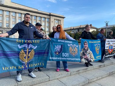 «Ми чекаємо його додому»: у Черкасах відбулася акція на підтримку безвісти зниклих та полонених «Ми чекаємо його додому»: у Черкасах відбулася акція на підтримку безвісти зниклих та полонених