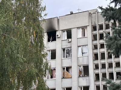 У Кременчуці через російську атаку пошкоджено палац культури: вибило близько 80 вікон У Кременчуці через російську атаку пошкоджено палац культури: вибило близько 80 вікон