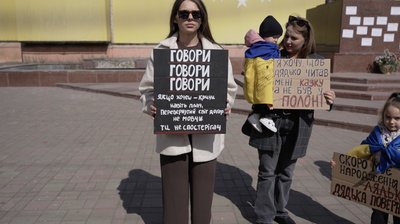 Сестри полоненого Василя Микитюка з Буковини - Марія Фалібога та Юліана Олійник під час акції на підтримку полонених та зниклих безвісти у Чернівцях Сестри полоненого Василя Микитюка з Буковини - Марія Фалібога та Юліана Олійник під час акції на підтримку полонених та зниклих безвісти у Чернівцях