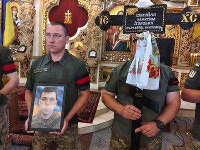 У Полтаві попрощалися із двома полеглими захисниками Максимом Шмуйлом та Олегом Васильцем У Полтаві попрощалися із двома полеглими захисниками Максимом Шмуйлом та Олегом Васильцем