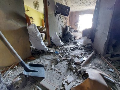 "Вибухи були страшні. Зруйновані вікна, двері та балкони". Херсонці про наслідки чергових атак РФ