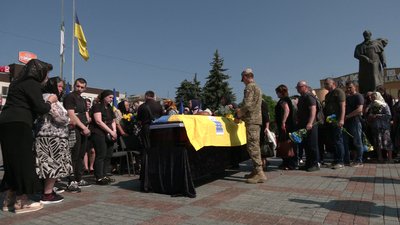 У Рівному попрощалися із військовим Василем Аврамчуком У Рівному попрощалися із військовим Василем Аврамчуком