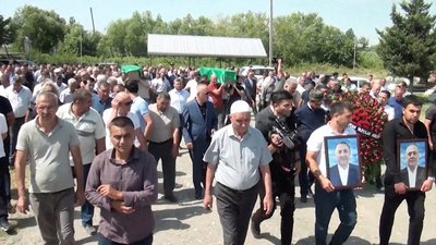 Люди несуть труни з тілами азербайджанських братів Гусейна та Зіяддіна Сафарових, які померли у відділку російської поліції, на цвинтар у Хаджибеделлі, Азербайджан, 1 липня 2025 року Люди несуть труни з тілами азербайджанських братів Гусейна та Зіяддіна Сафарових, які померли у відділку російської поліції, на цвинтар у Хаджибеделлі, Азербайджан, 1 липня 2025 року