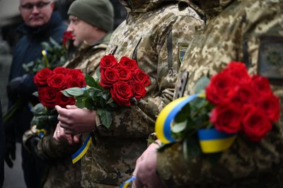 День соборності в Ужгороді: до памʼятника Августину Волошину поклали квіти День соборності в Ужгороді: до памʼятника Августину Волошину поклали квіти