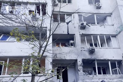 Вибиті вікна та пошкоджені автівки: фото наслідків від російської атаки БпЛА по Одесі Вибиті вікна та пошкоджені автівки: фото наслідків від російської атаки БпЛА по Одесі