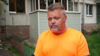 Начальник служби водопровідних мереж "Чернігівводоканалу" Ігор Грищенко розповідає про можливі причини утворення провалля у Чернігові біля багатоквартирного будинку Начальник служби водопровідних мереж "Чернігівводоканалу" Ігор Грищенко розповідає про можливі причини утворення провалля у Чернігові біля багатоквартирного будинку