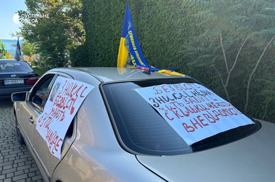 "Сподіваємось, що це допоможе": в Одесі влаштували автопробіг на підтримку полонених та зниклих безвісти "Сподіваємось, що це допоможе": в Одесі влаштували автопробіг на підтримку полонених та зниклих безвісти