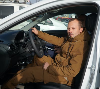 Авто на ручному кермуванні наявне у сервісному центрі Кам'янця-Подільського, листопад 2025 року, Хмельниччина