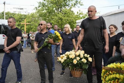 Прощання з Іриною Мироненко та її донькою Марією, які загинули під час ударів росіян по "Епіцентру" Прощання з Іриною Мироненко та її донькою Марією, які загинули під час ударів росіян по "Епіцентру"