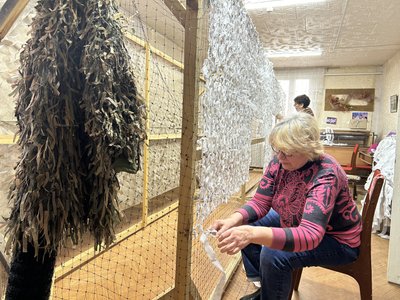 "Несли все, кожен мешканець району": волонтерки з Кременчука плетуть маскувальні сітки для фронту "Несли все, кожен мешканець району": волонтерки з Кременчука плетуть маскувальні сітки для фронту