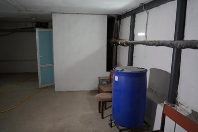 Матраци, вода та світло: як у Миколаєві готують укриття в будинках Матраци, вода та світло: як у Миколаєві готують укриття в будинках