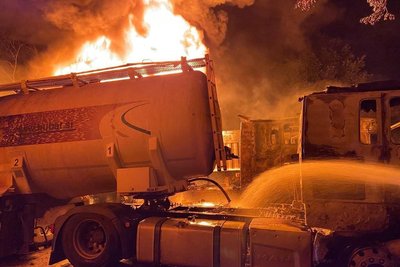 В Одеській області згоріли чотири вантажівки