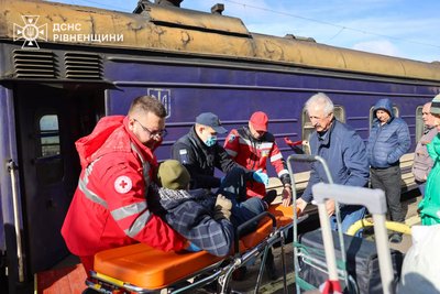 37 евакуаційний протяг прибув з Донеччини на Рівненщину 37 евакуаційний протяг прибув з Донеччини на Рівненщину