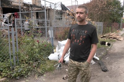 У Луцьку сусіди і небайдужі допомагають розбирати зруйнований внаслідок атаки РФ будинок У Луцьку сусіди і небайдужі допомагають розбирати зруйнований внаслідок атаки РФ будинок